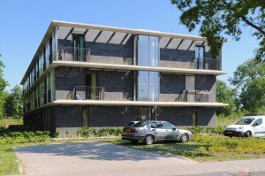 de zijgevels met doorlopende betonbanden