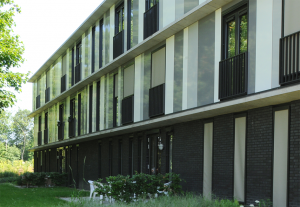 Hoogglans panelen weerspiegelen de groene omgeving